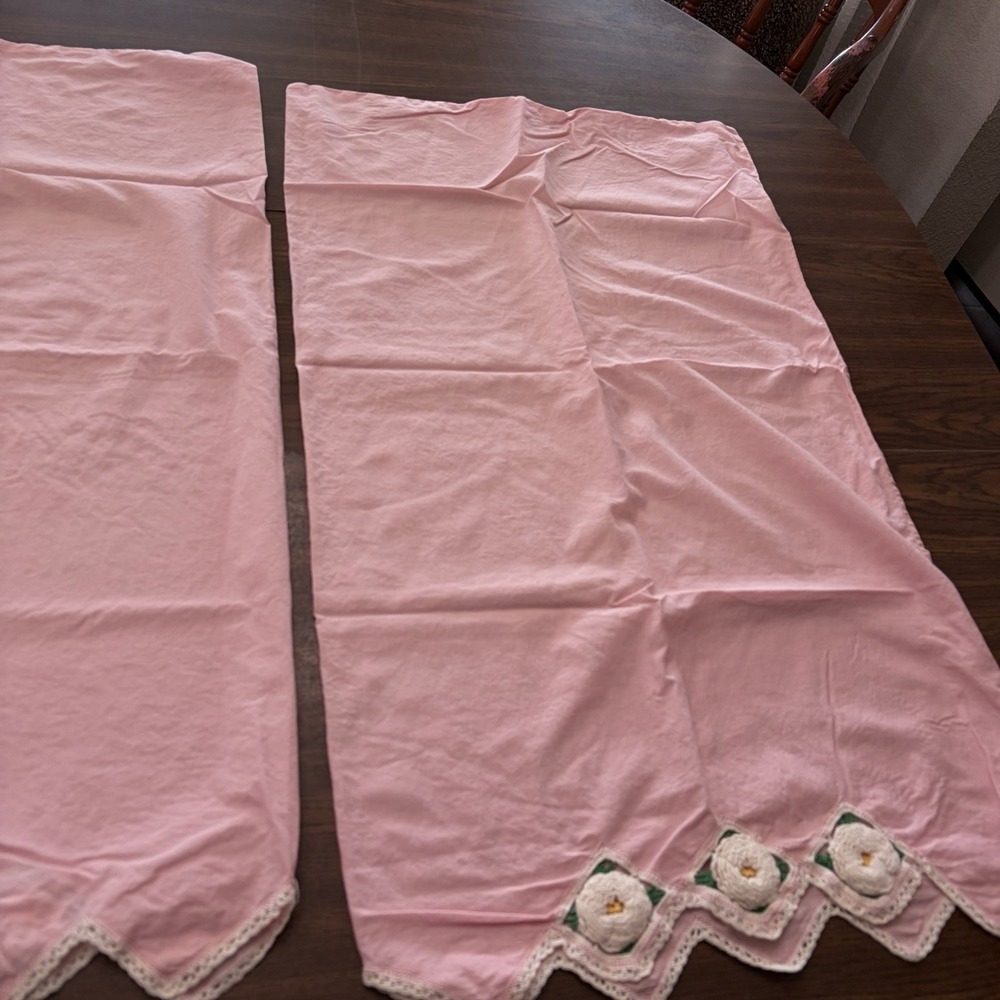 Vintage Pink Pillowcase Pair Crochet Daisy Trim Cottage Bed Linens - Picture 5 of 10